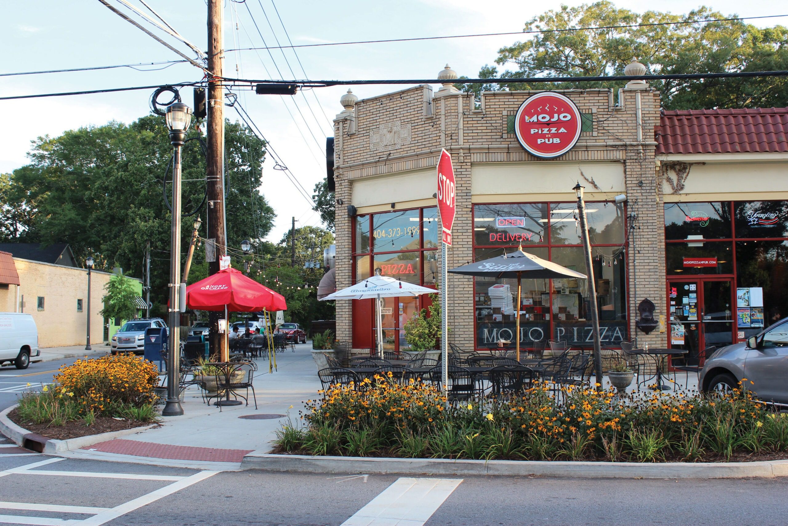 Mojo Pizza restaurant exterior