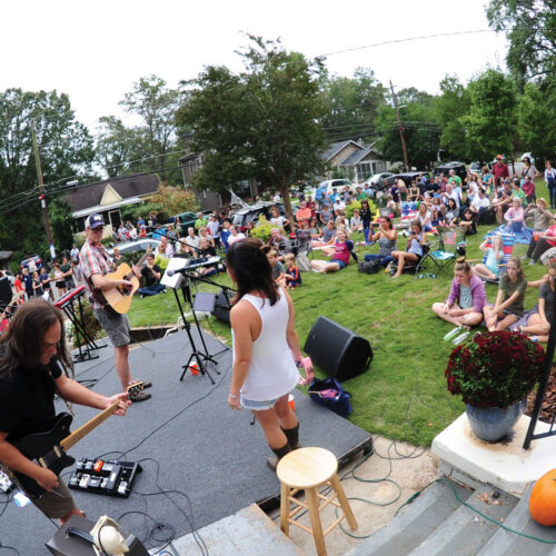 band performing on house pordch at Oakhurst Porchfest